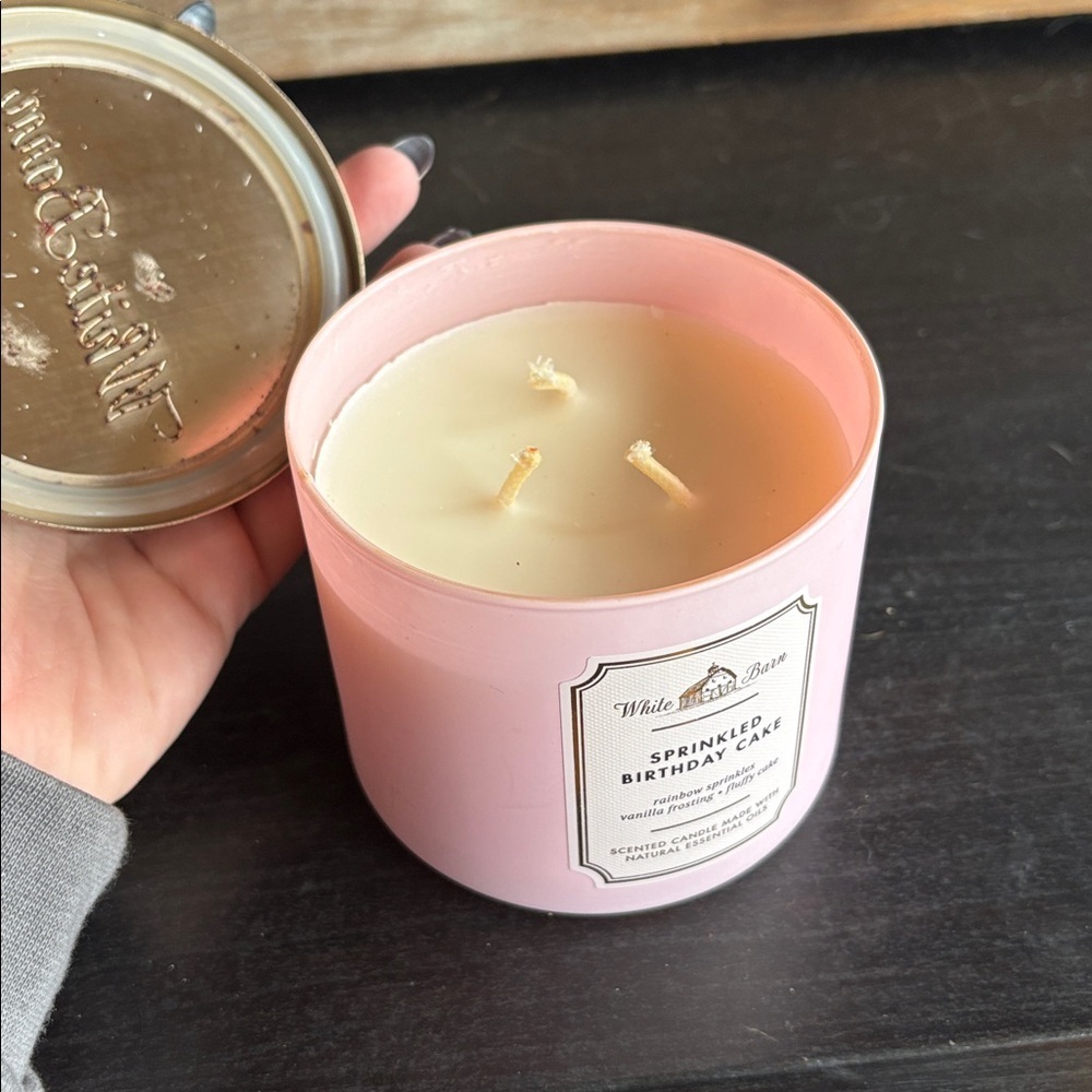 White Barn Sprinkled Birthday Cake 3-Wick Candle 14.5 oz New - Picture 3 of 5